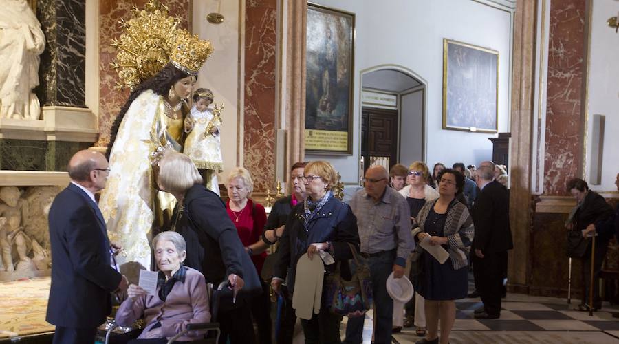 Fotos del Besamanos a la Virgen de los Desamparados (3)