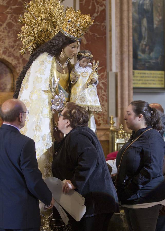 Fotos del Besamanos a la Virgen de los Desamparados (3)