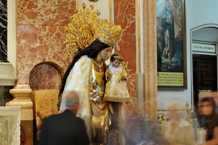 Fotos del Besamanos a la Virgen de los Desamparados (2)