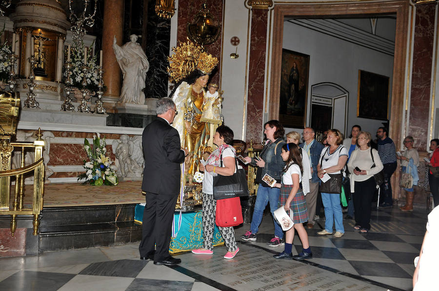 Fotos del Besamanos a la Virgen de los Desamparados (2)