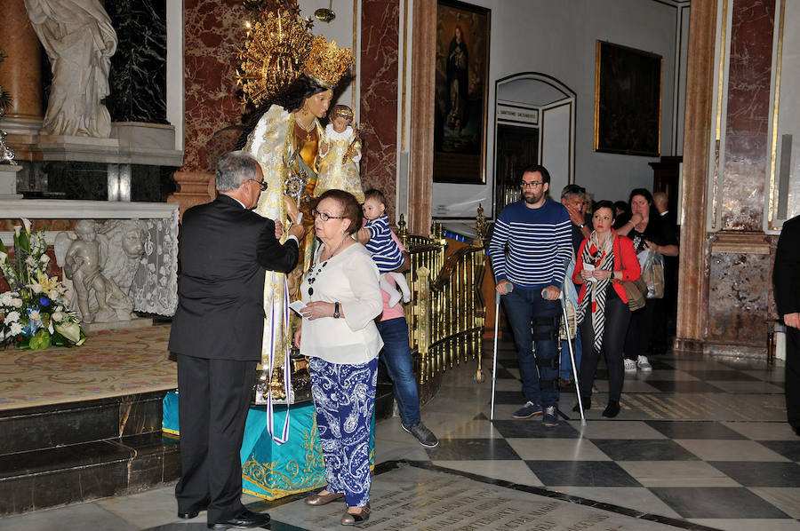 Fotos del Besamanos a la Virgen de los Desamparados (2)