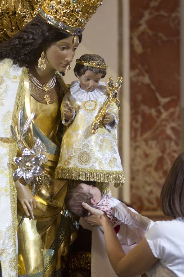 Fotos del Besamanos a la Virgen de los Desamparados (2)