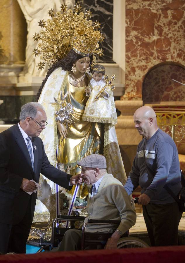 Fotos del Besamanos a la Virgen de los Desamparados (2)