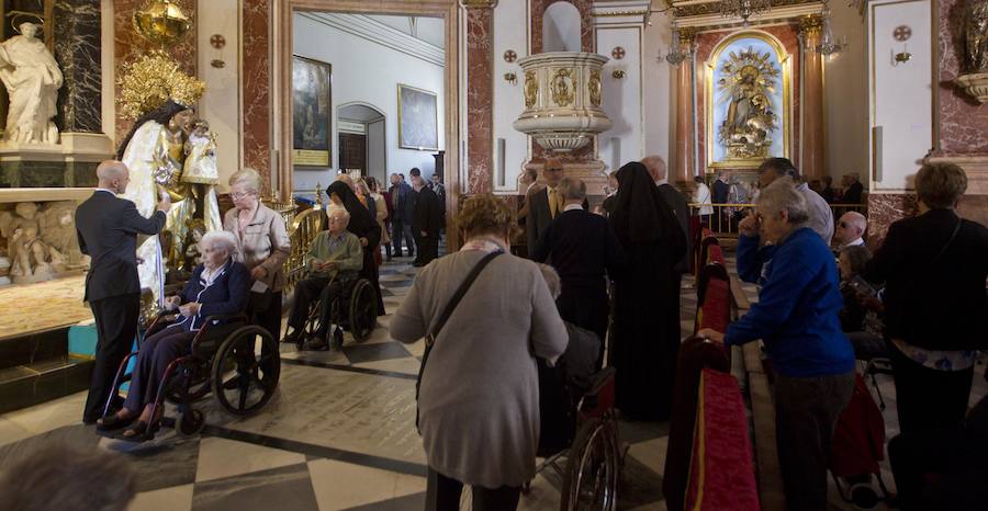 Fotos del Besamanos a la Virgen de los Desamparados (2)