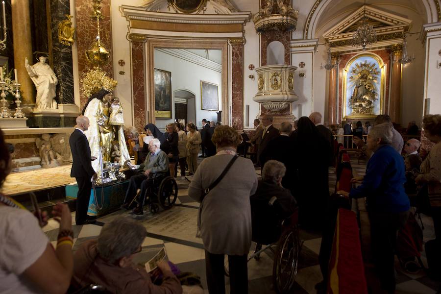 Fotos del Besamanos a la Virgen de los Desamparados (2)