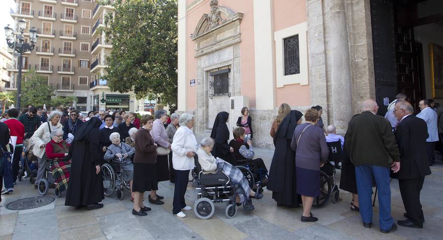 Fotos del Besamanos a la Virgen de los Desamparados (2)