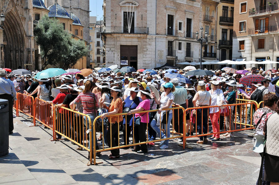 Fotos del Besamanos a la Virgen de los Desamparados