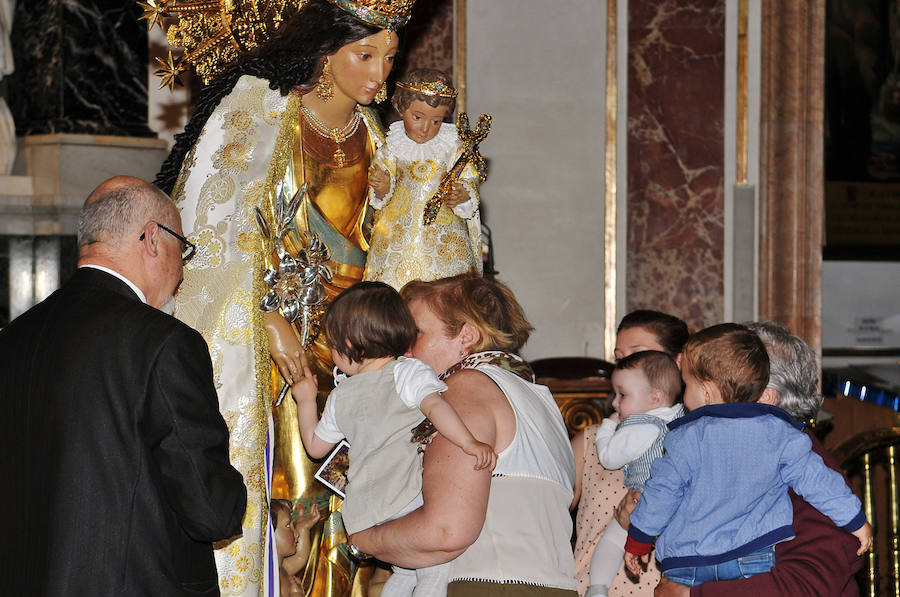 Fotos del Besamanos a la Virgen de los Desamparados