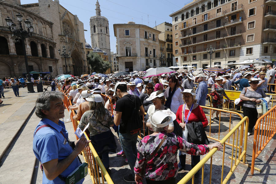 Fotos del Besamanos a la Virgen de los Desamparados