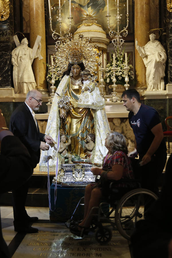 Fotos del Besamanos a la Virgen de los Desamparados