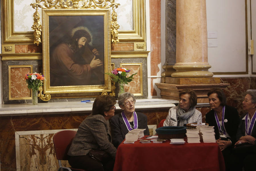 Fotos del Besamanos a la Virgen de los Desamparados