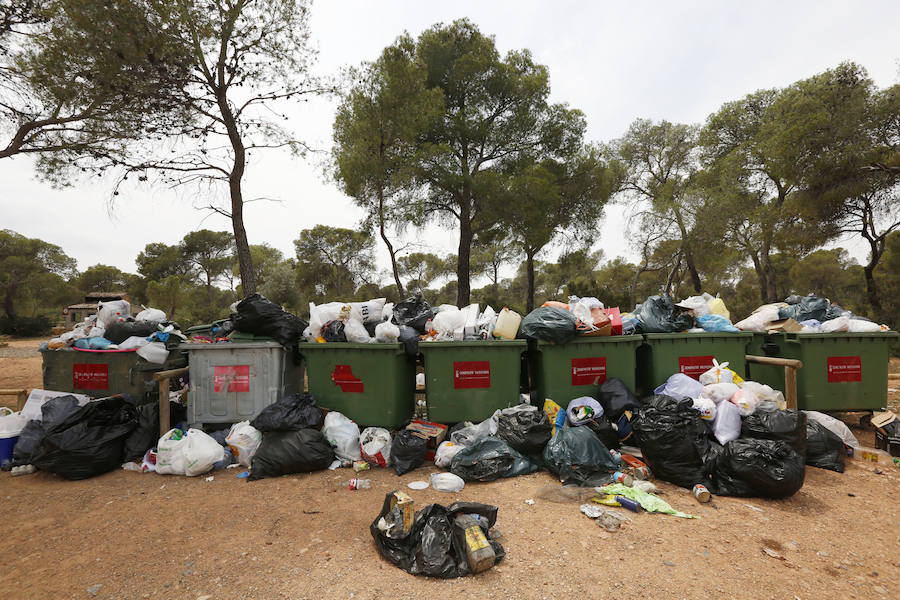 La basura se amontona en Calderona