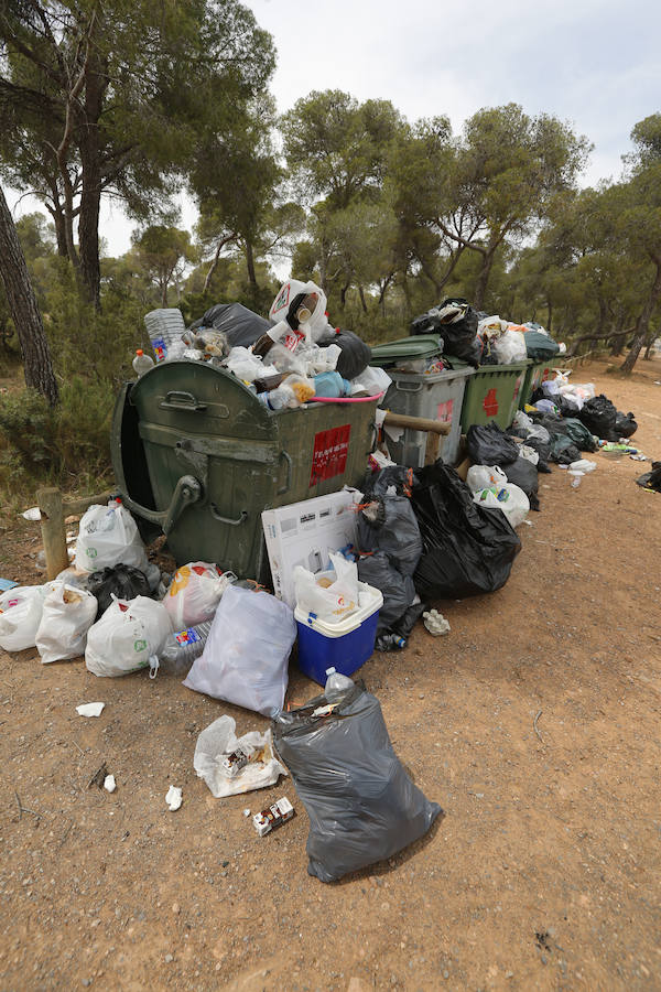 La basura se amontona en Calderona