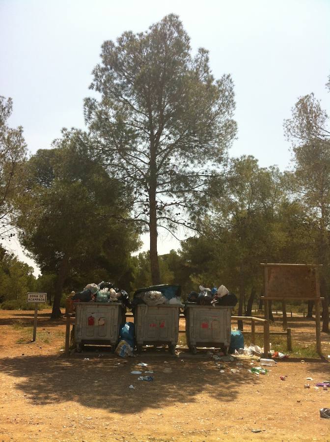 La basura se amontona en Calderona