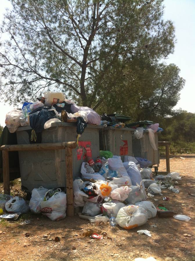 La basura se amontona en Calderona