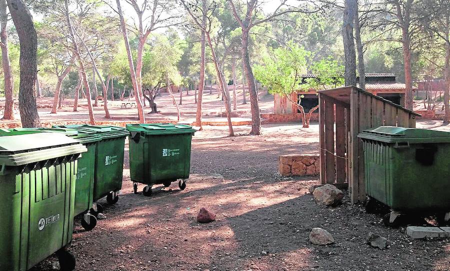 La basura se amontona en Calderona