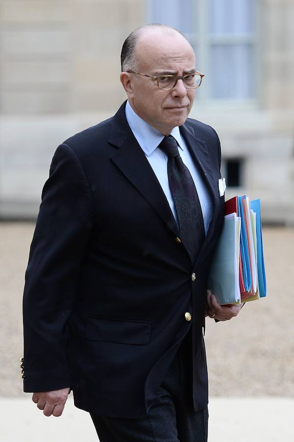 El ministro de Interior francés, Bernard Cazeneuve, abandona El Elíseo tras la reunión interministerial convocada de urgencia.