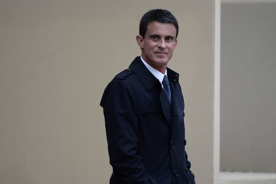 El primer ministro francés, Manuel Valls, abandona El Elíseo tras la reunión interministerial convocada de urgencia.