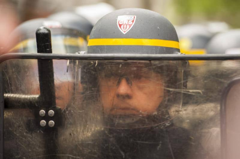 Vista de un miembro de la policía francesa antidisturbios durante una protesta contra la reforma laboral