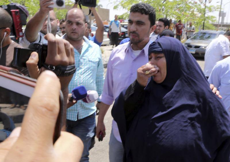 Familiares de los pasajeros del vuelo MS804 de EgyptAir desaparecido cuando realizaba el trayecto París-El Cairo llegan al aeropuerto de El Cairo