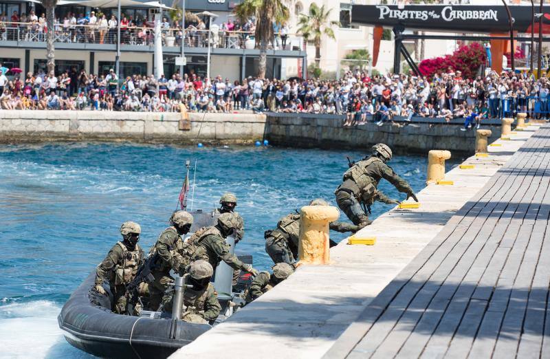 Casi medio millar de personas jura bandera en Alicante