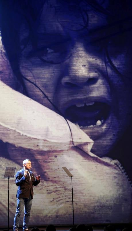 El actor británico Daniel Craig interviene durante la Cumbre Humanitaria de la ONU que se celebra en Estambul