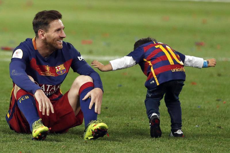 Leo Messi celebra con su hijo tras vencer al Sevilla en la final de la Copa del Rey