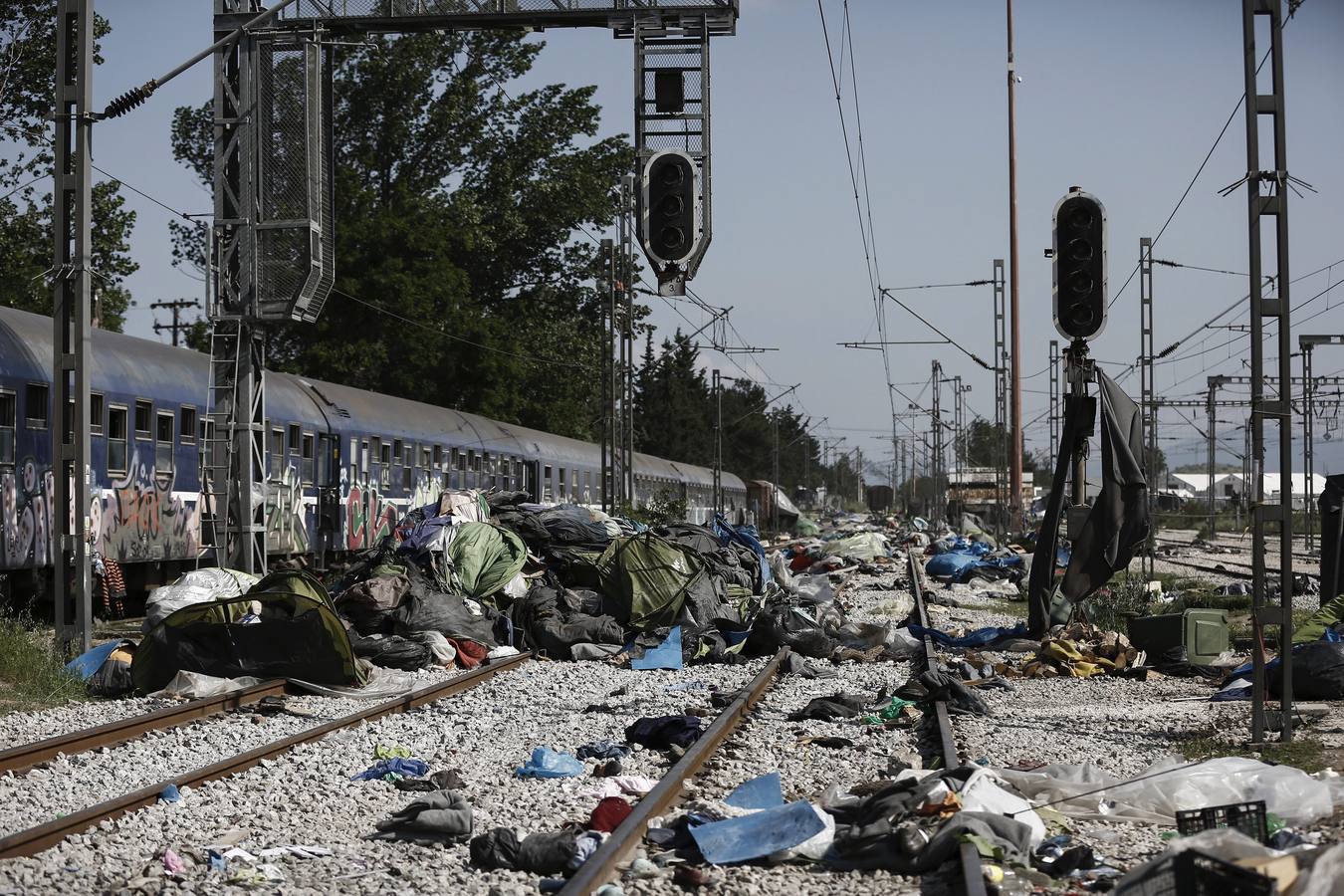 Vista de los enseres abandonados junto al campo de refugiados de Idomeni, Grecia hoy 26 de mayo de 2016. El ministro de Migración griego, Yanis Muzalas, anunció hoy que el próximo objetivo del Gobierno tras la evacuación de Idomeni será desalojar los campos de refugiados del puerto del Pireo y del antiguo aeropuerto de Atenas, Elinikón.