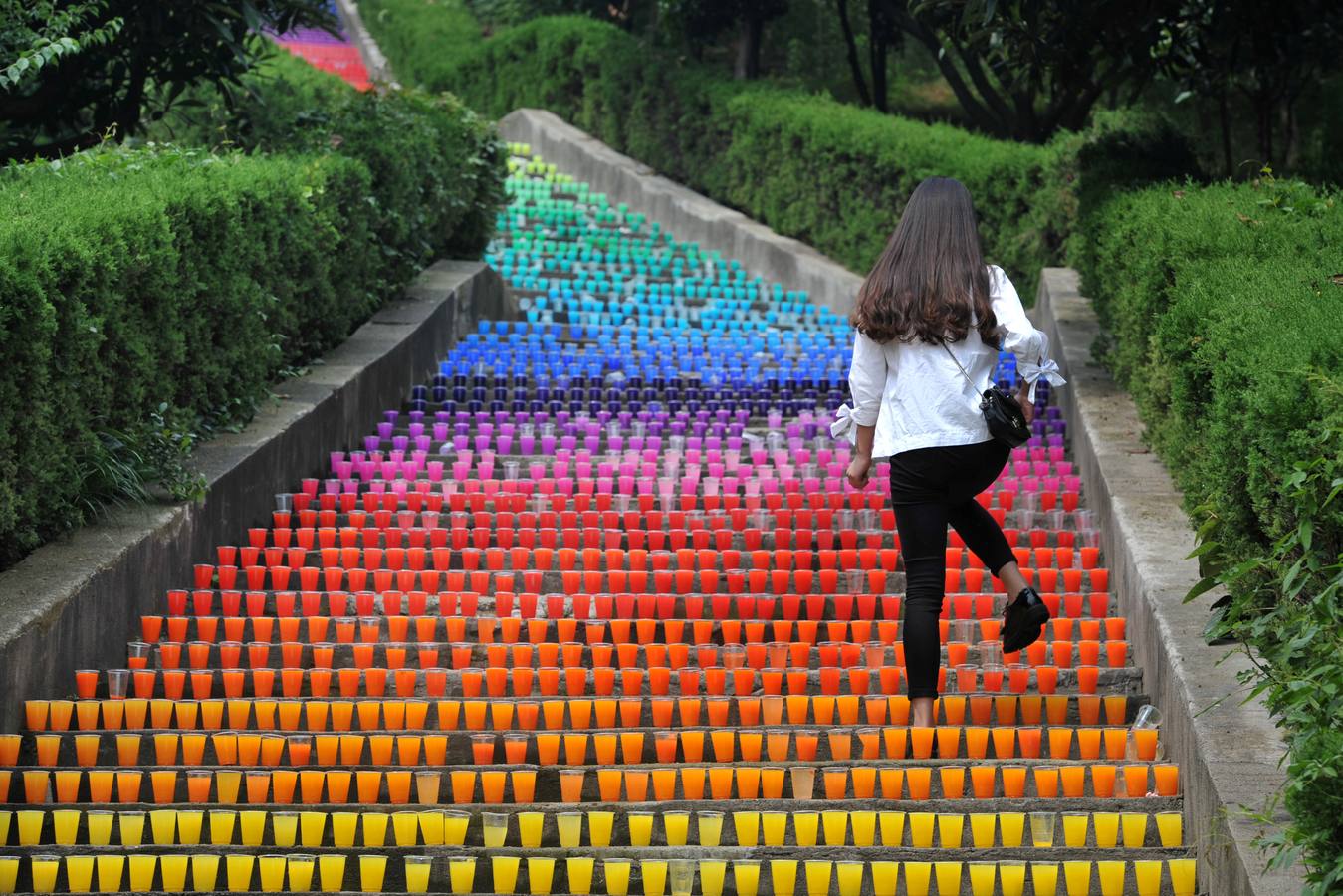 Una mujer, entre vasos de plástico, en un proyecto de estudiantes universitarios en Wuhan, en la provincia china de Hubei.