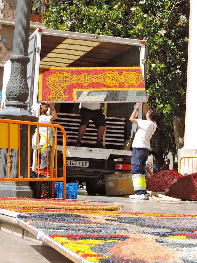 Fotos del tapiz del Corpus Christi instalado en la plaza de la Virgen de Valencia