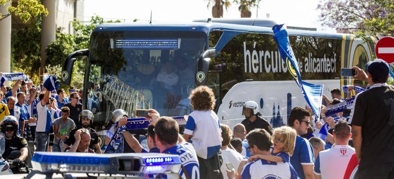 Aficionados del Hércules reciben al equipo