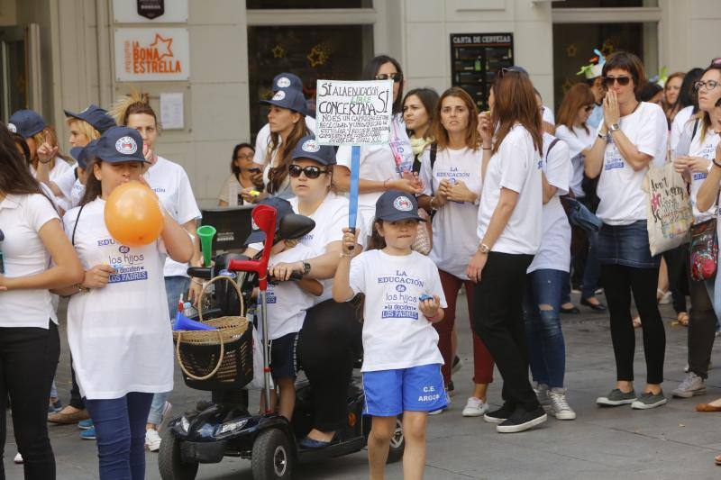 Una cadena humana en Valencia por la libertad educativa