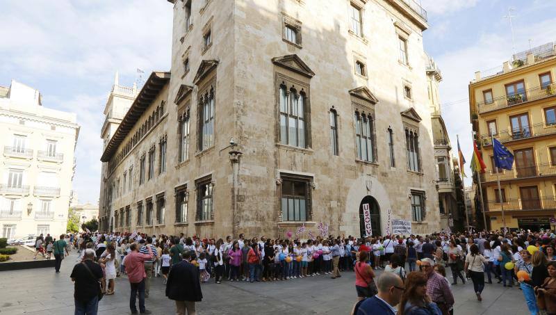 Una cadena humana en Valencia por la libertad educativa