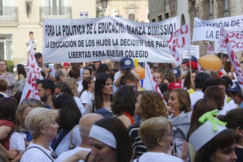 Una cadena humana en Valencia por la libertad educativa