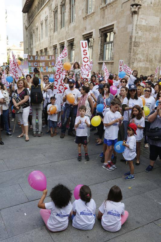 Una cadena humana en Valencia por la libertad educativa