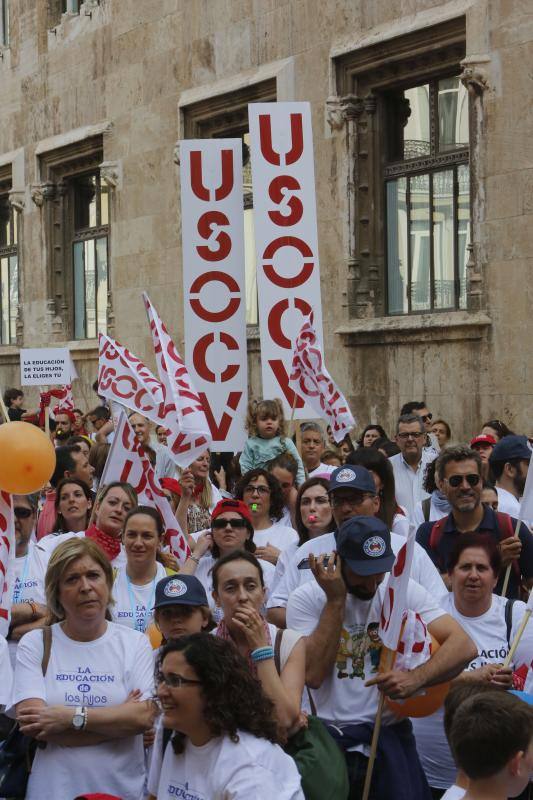 Una cadena humana en Valencia por la libertad educativa