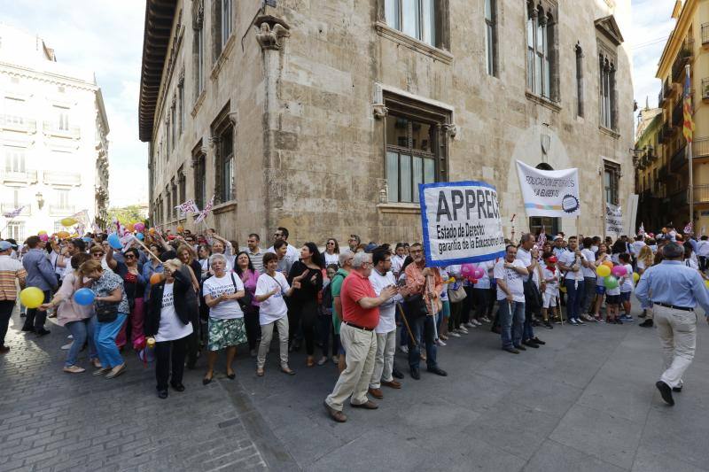 Una cadena humana en Valencia por la libertad educativa