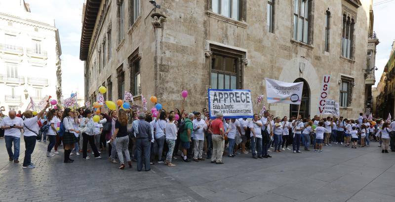 Una cadena humana en Valencia por la libertad educativa