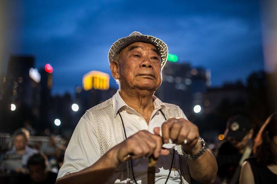 Vigilia en Hong Kong durante la conmemoración de la sangrienta represión de la plaza de Tiananmen en 1989.