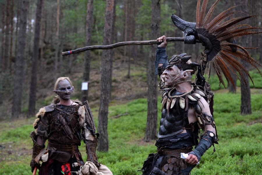 Fans de novela de Tolkien 'El Hobbit', caracterizados, en un bosque cerca del pueblo de Doksy, a unos 80 km de Praga.