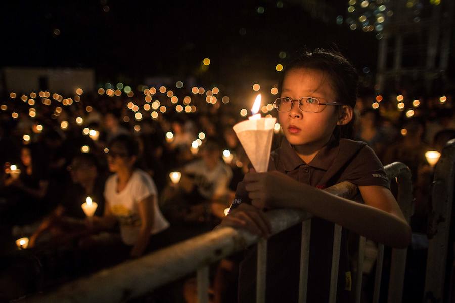 Una niña sostiene una vela durante una vigilia en Hong Kong para conmemorar la sangrienta represión plaza de Tiananmen en 1989.