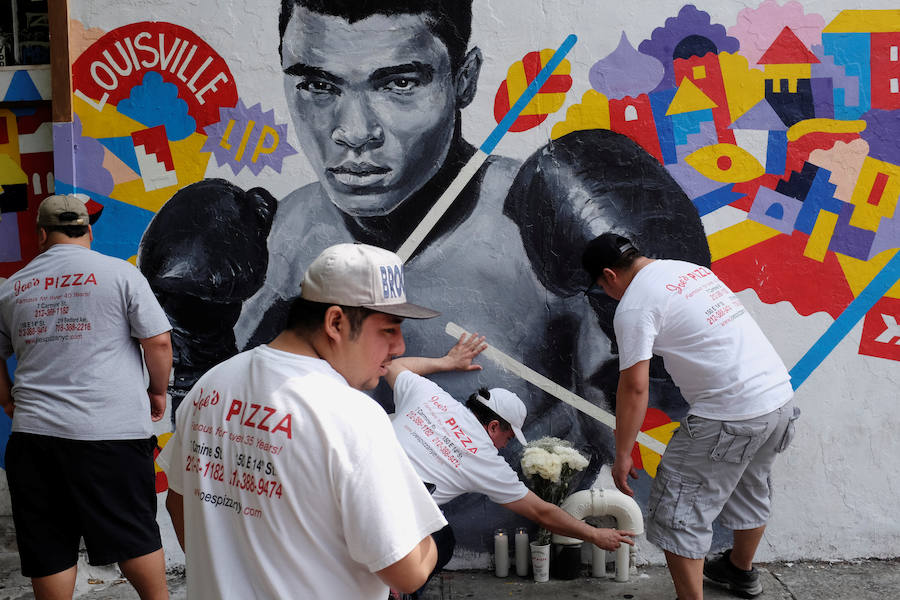 Trabajadores de Joe's Pizza improvisan un mural-homenaje al fallecido Muhammad Ali (Nueva York).