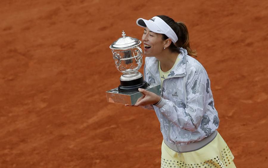 Garbiñe Muguruza besa su trofeo después de ganar, ante Serena Williams, su primer Roland Garros.