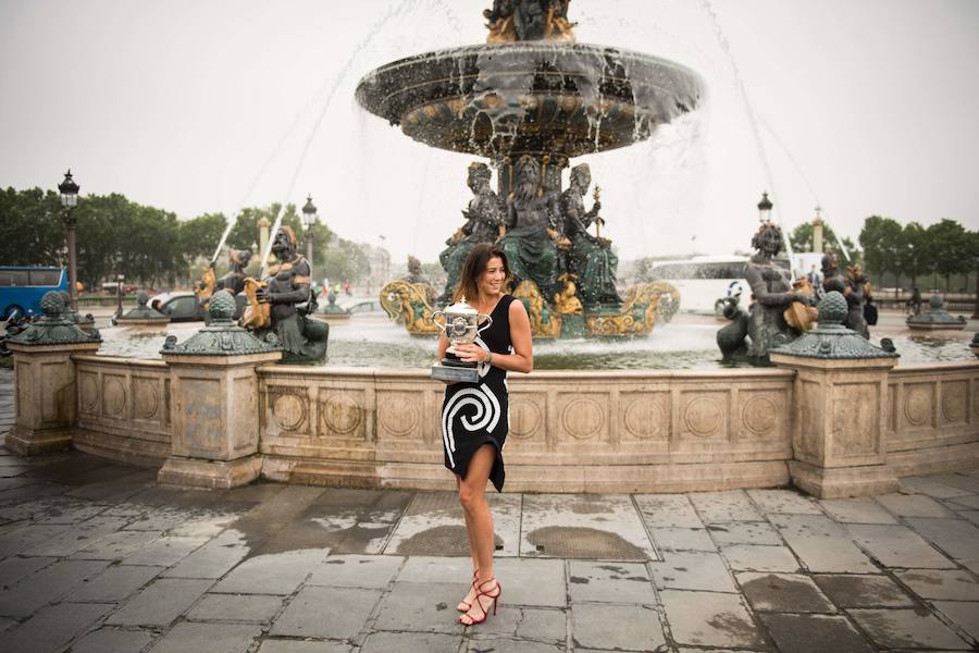 Garbiñe Muguruza posa con su trofeo en la plaza de la Concordia en París después de ganar el Roland Garros 2016 ante Serena Williams.