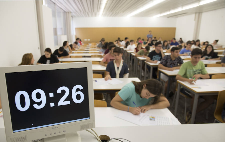 Fotos del inicio de las pruebas de acceso a la universidad en la Universitat Politècnica de València