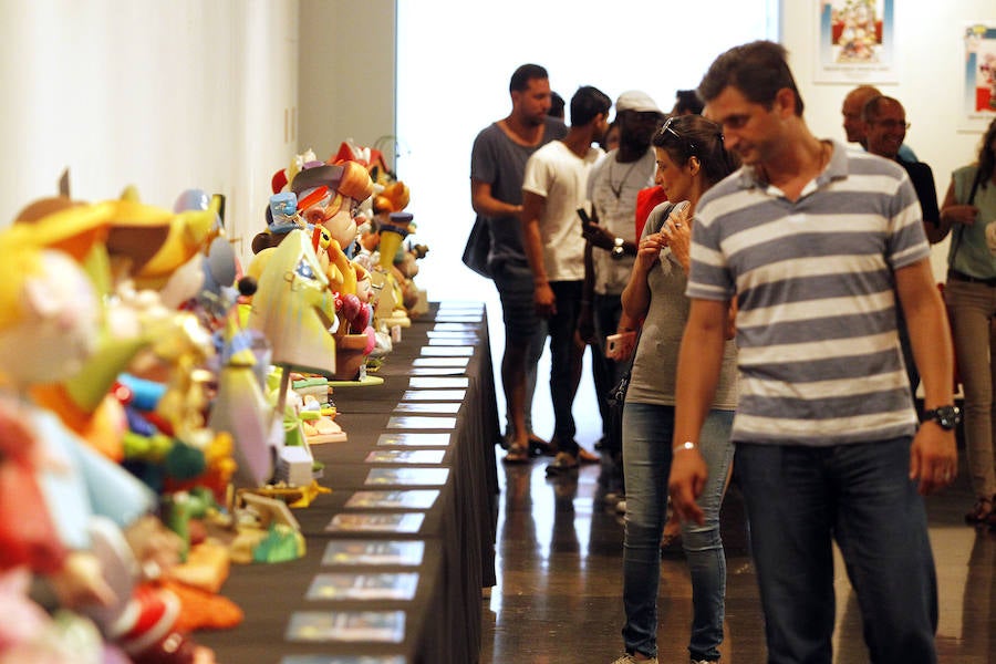 Refugiados visitan la exposición del Ninot