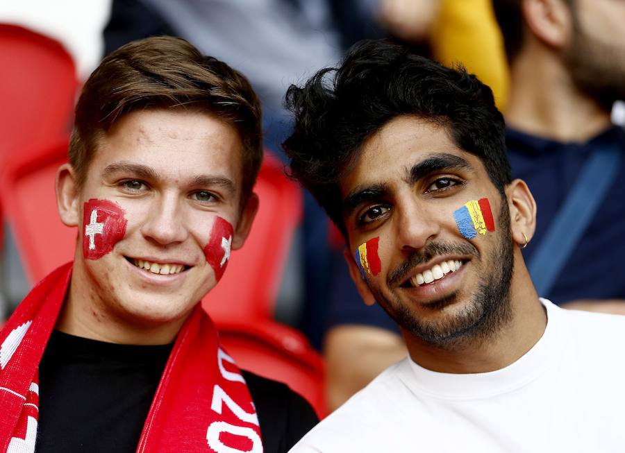 Fotos de las aficiones de Rumanía y Suiza