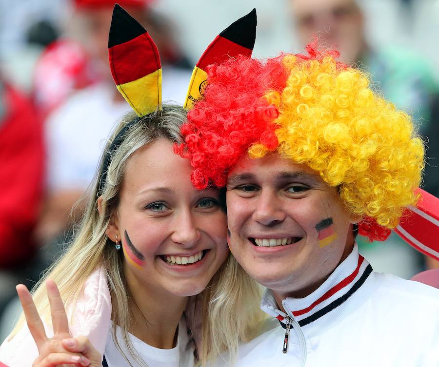 Fotos de las aficiones de Alemania y Polonia