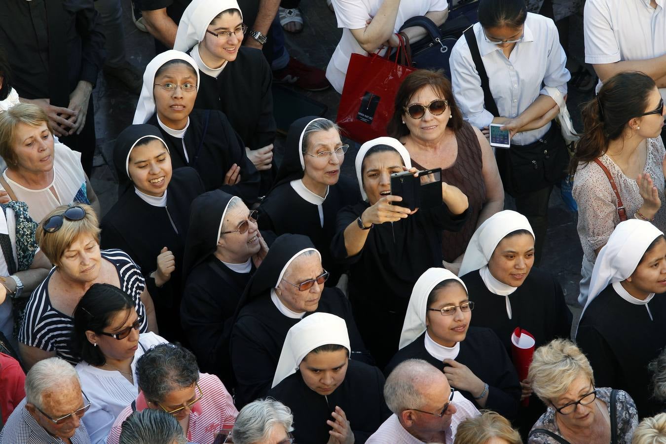 Fotos del apoyo masivo de los valencianos al acto de desagravio a la Mare de Déu