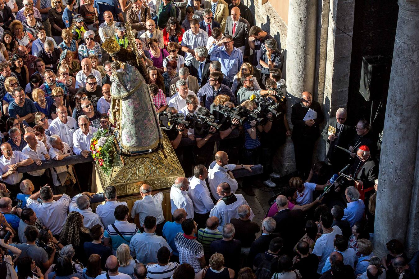 Fotos del apoyo masivo de los valencianos al acto de desagravio a la Mare de Déu